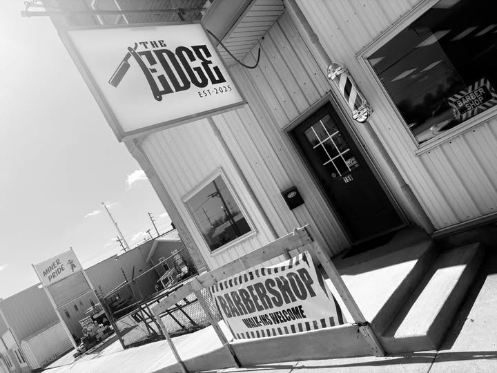 The Edge Barbershop exterior – 158 S Main Street Linton Indiana – Walk-Ins Welcome sign